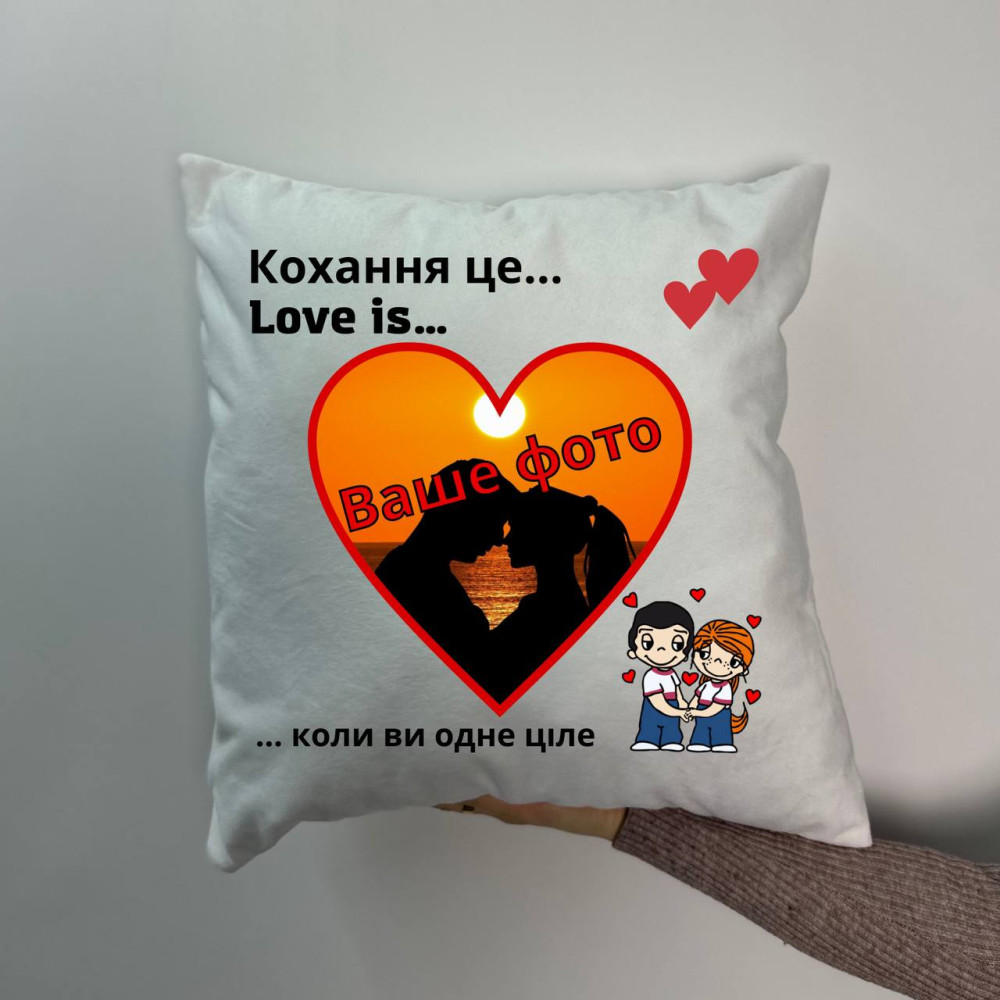 Подушка с принтом плюшевая Любовь эта... белая 45х45 (1659)