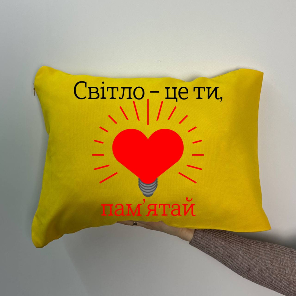Подушка с принтом габардиновая Свет это ты, желтая 35х45 (1442)