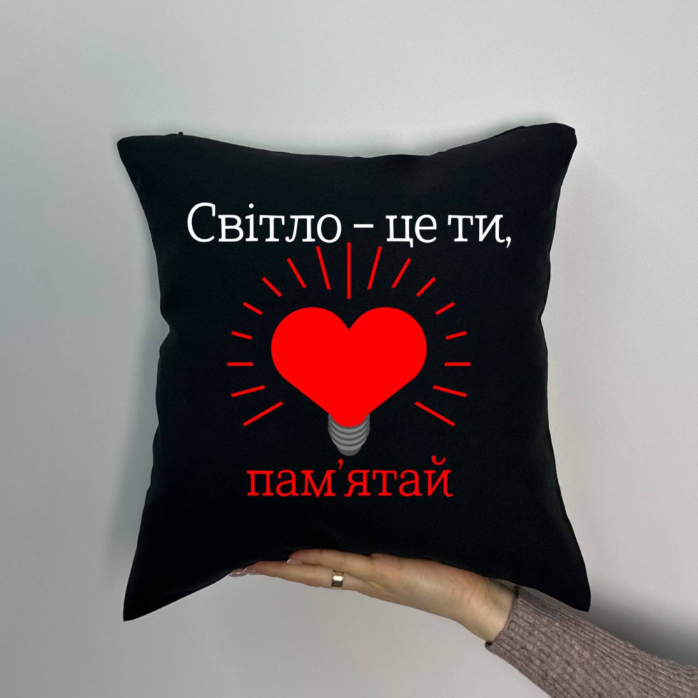 Подушка с принтом габардиновая Свет это ты, черная 35х35 (1443)