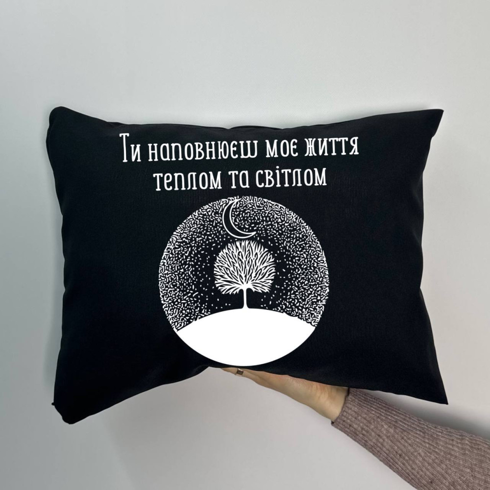 Подушка с принтом габардиновая Ты наполняешь мою жизнь теплом и светом, черная 35х45 (1486) Подушка с принтом габардиновая Ты наполняешь мою жизнь теплом и светом, черная 35х45 (1486)
