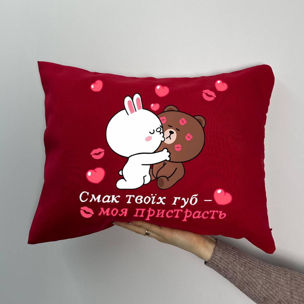 Подушка с принтом габардиновая Вкус твоих губ моя страсть, красная 35х45 (1334) Подушка с принтом габардиновая Вкус твоих губ моя страсть, красная 35х45 (1334)