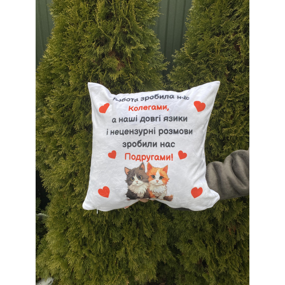 Подушка с принтом плюшевая Подруги, белая 45х45 (2348)