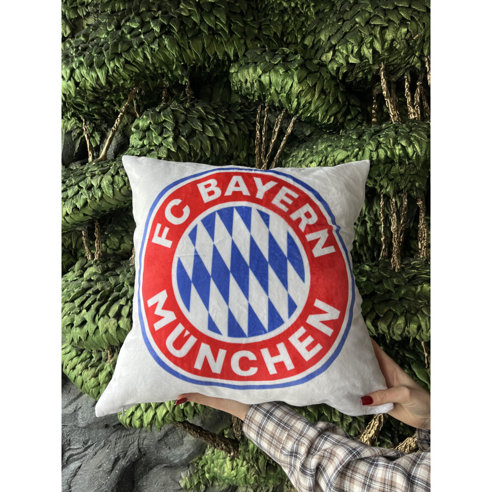 Подушка с принтом плюшевая FC BAYERN MUNCHEN белая 45х45 (2643)