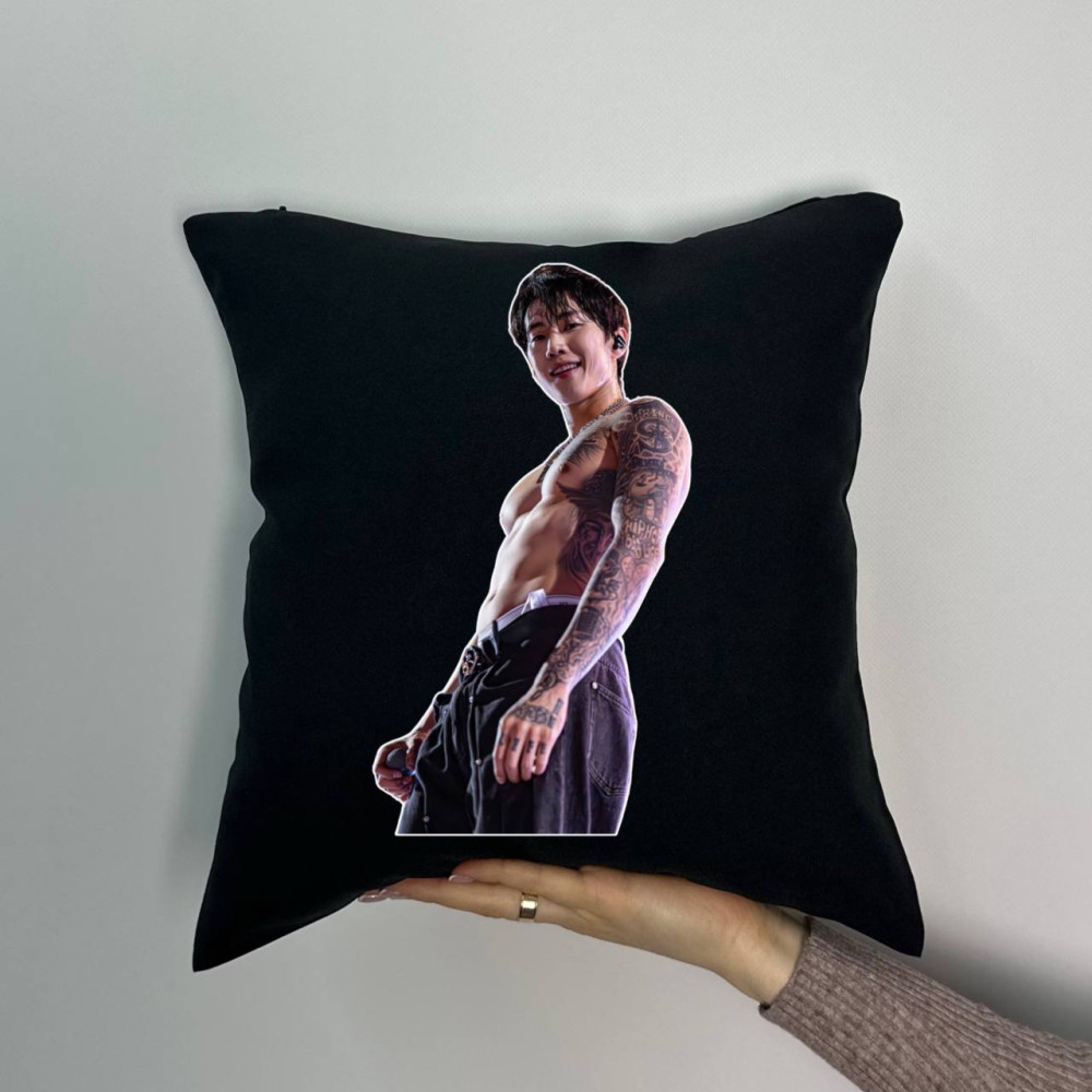 Подушка с принтом габардиновая Jay Park, черная 35х35 (925)